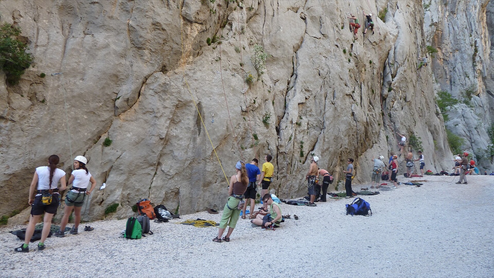 Escaladores preparándose y escalando paredes de piedra caliza en el Parque Nacional Paklenica
