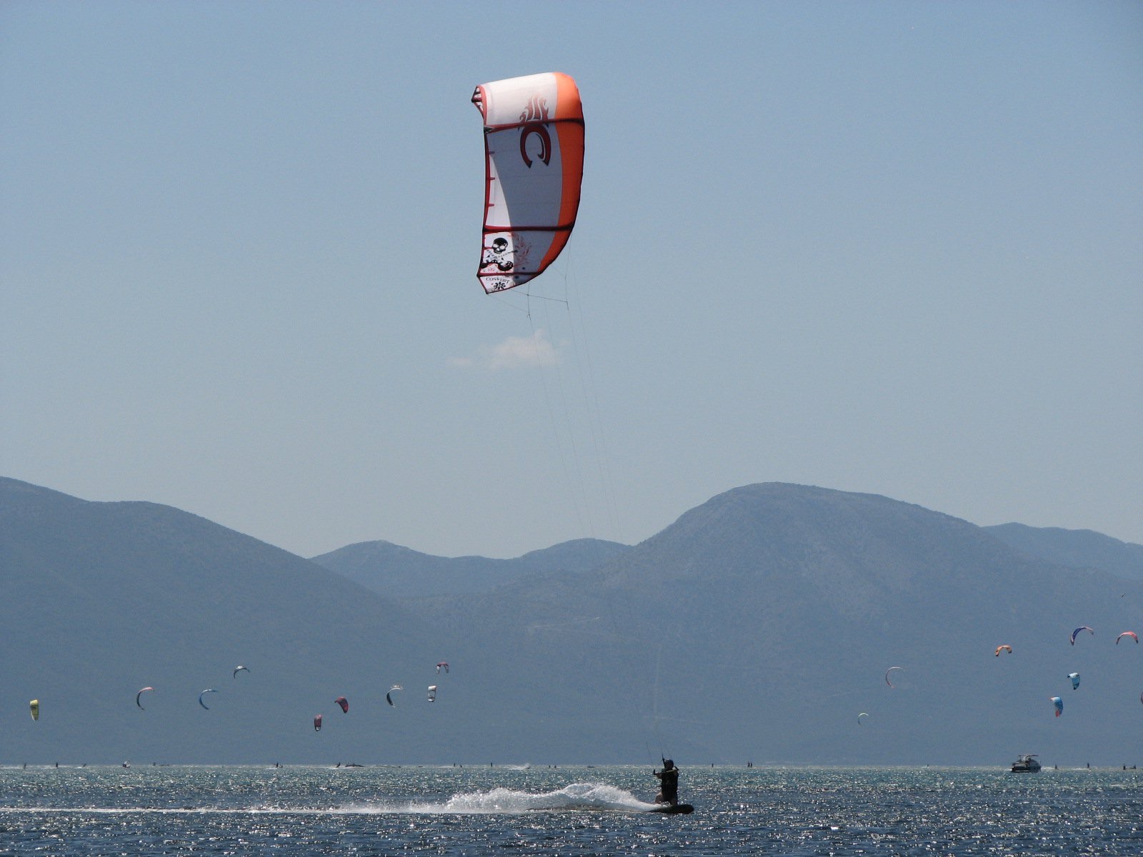 Un kitesurfista cabalgando debajo de una gran cometa en el Adriático croata