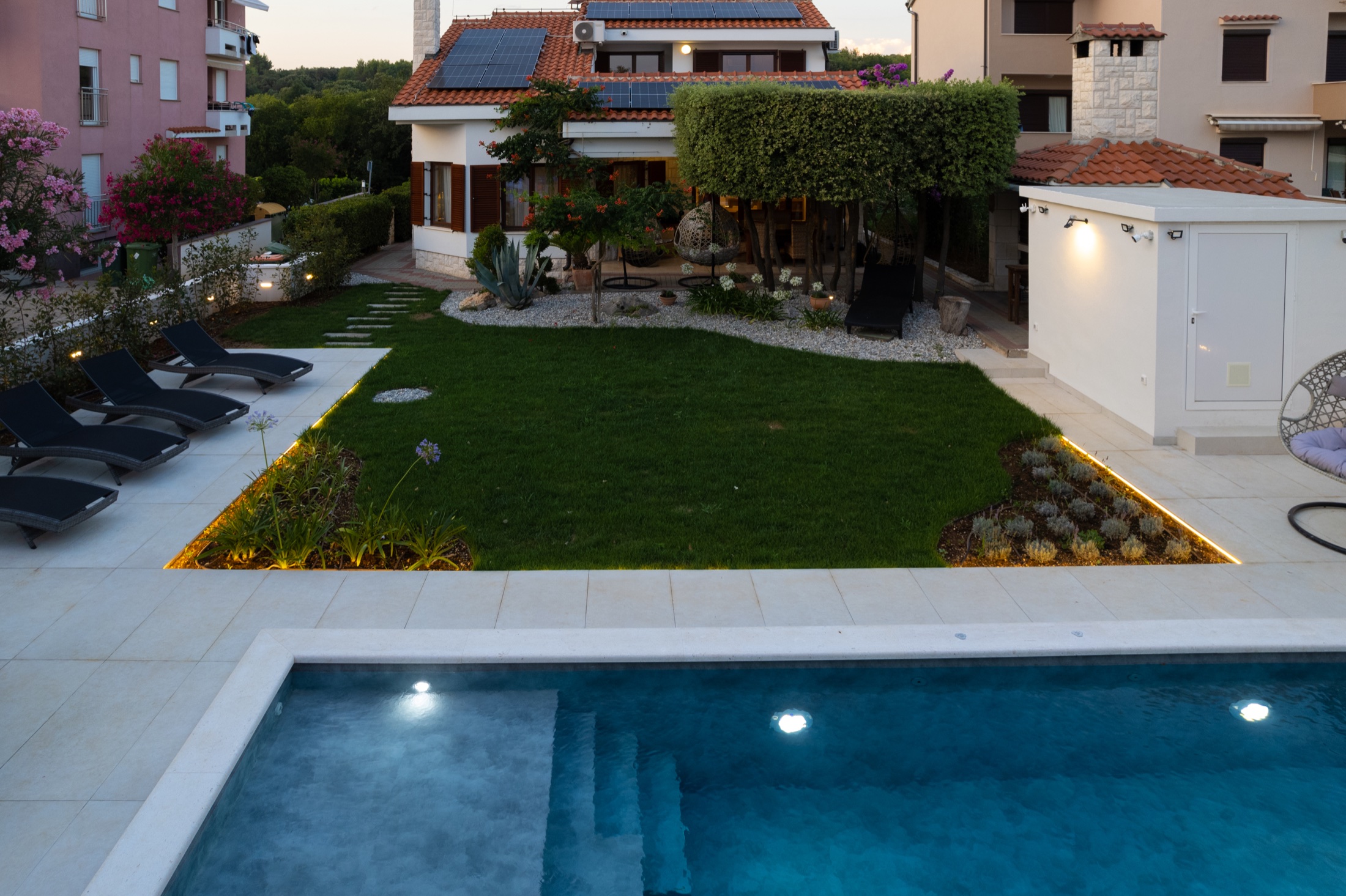 Apšviestas Villa Lostura sodas ir baseinas temstant