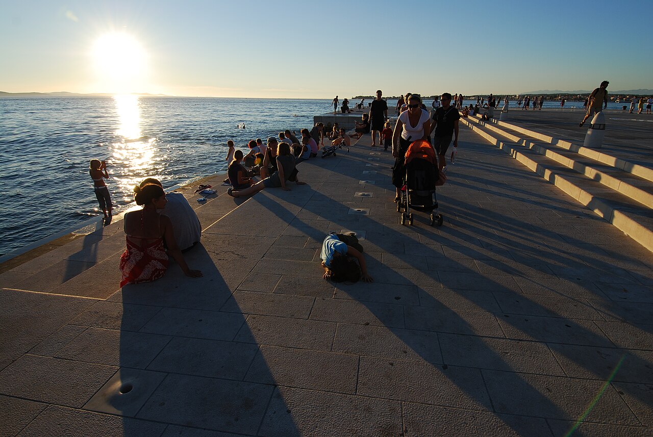 Visitantes en el Órgano Marino de Zadar durante la puesta de sol