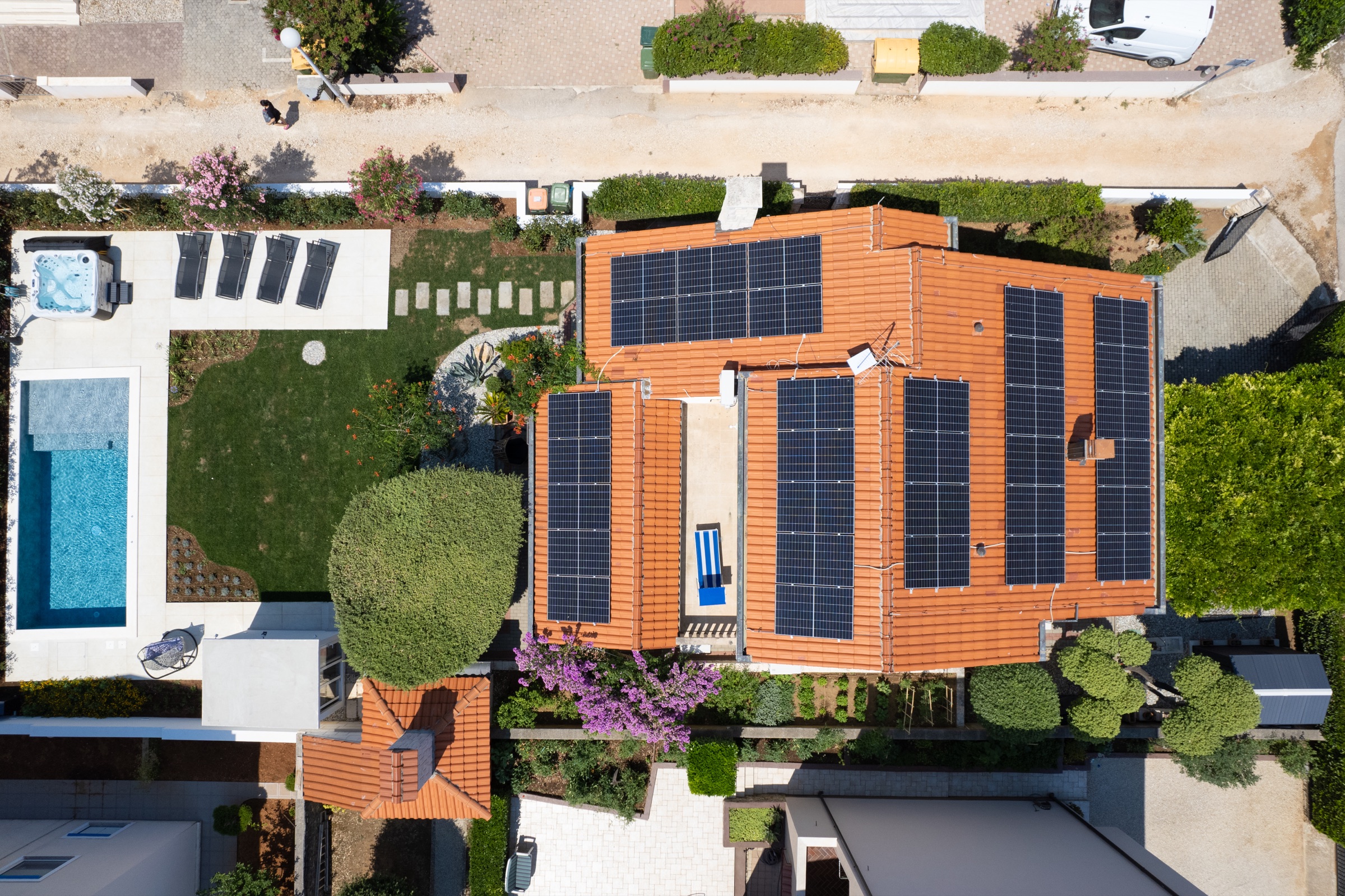 Das Dach der Villa Lostura mit Sonnenkollektoren, Garten, privatem Pool und Whirlpool von oben gesehen