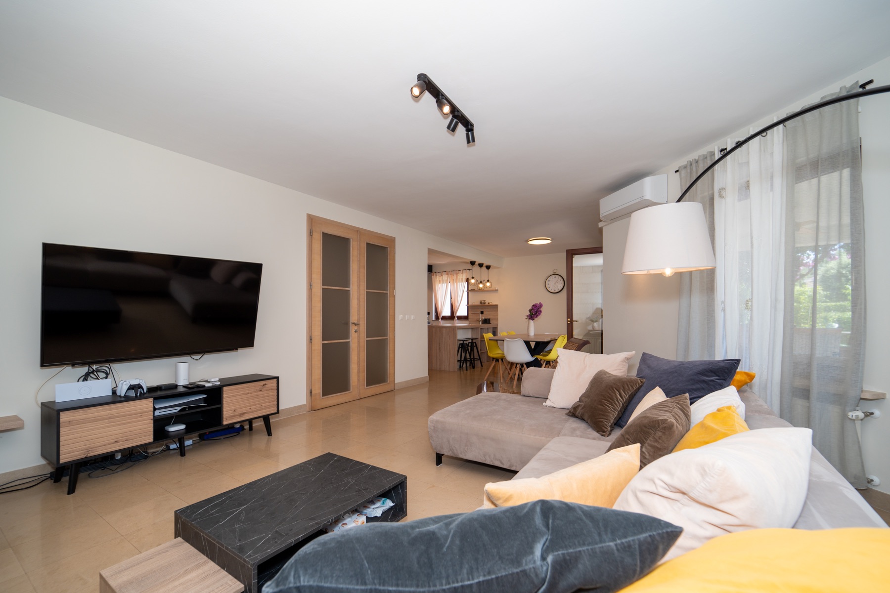 Entspanntes Wohnzimmer der Villa Lostura mit großzügigem Sofa und warmem Abendlicht