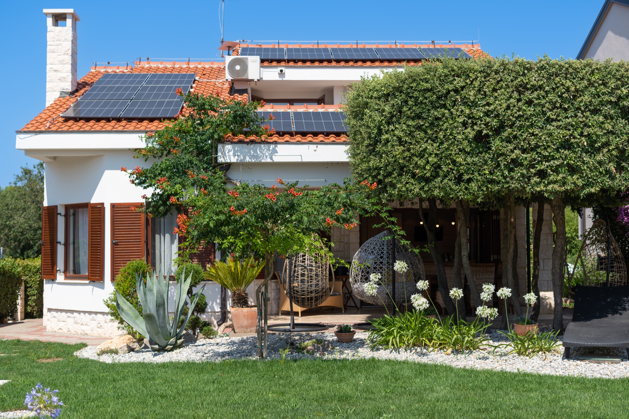 Villa Lostura, umgeben von ihrem gewachsenen mediterranen Garten