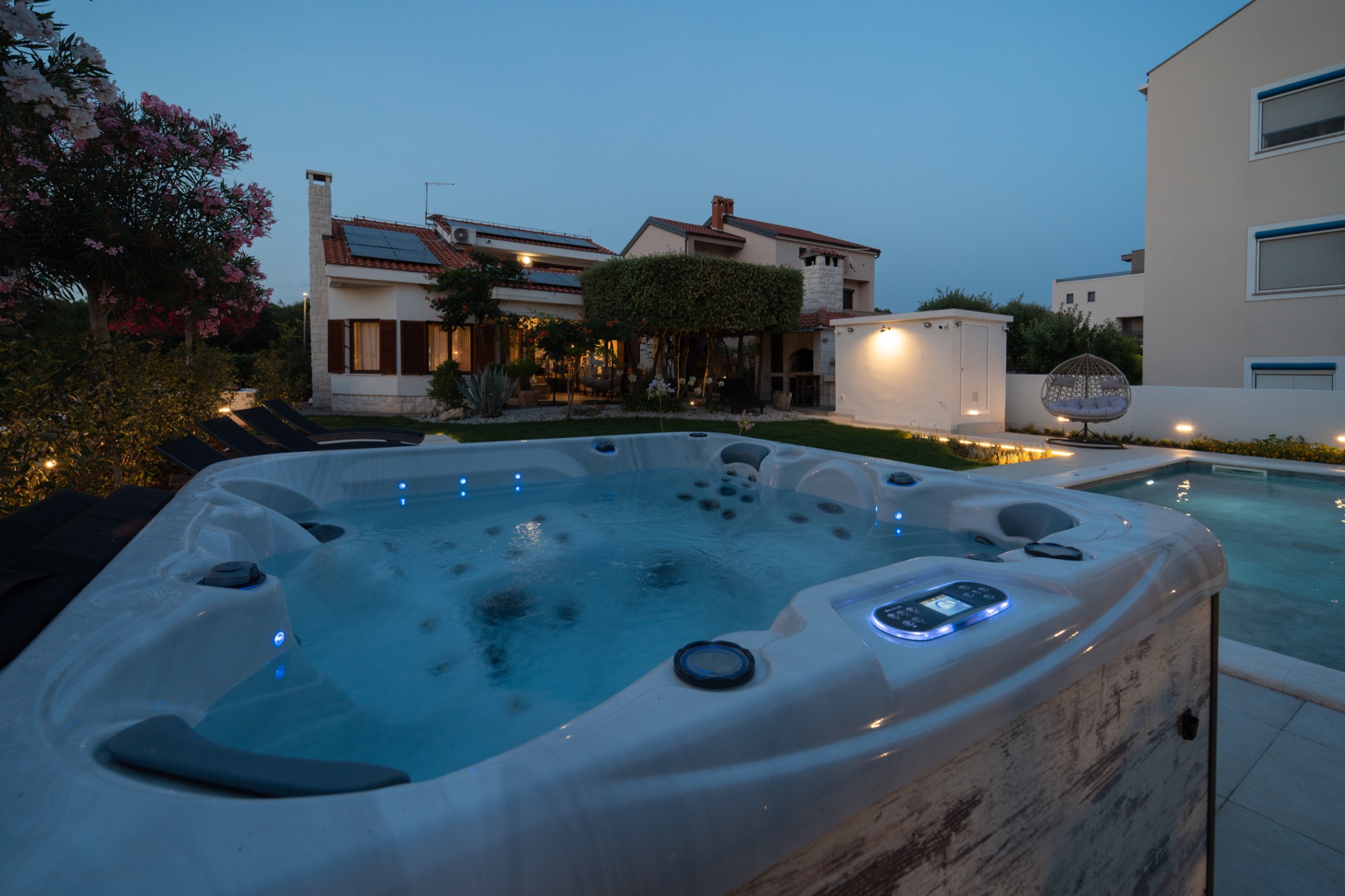 Privater Jacuzzi und Garten der Villa Lostura zur blauen Stunde