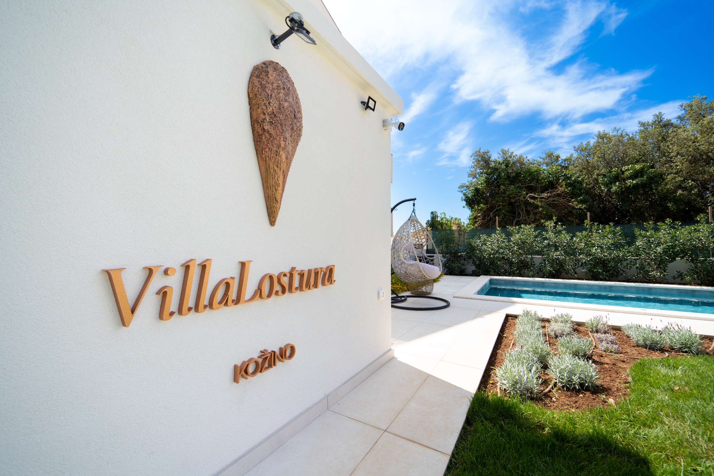 Das goldene Lostura-Muschelsymbol der Villa Lostura