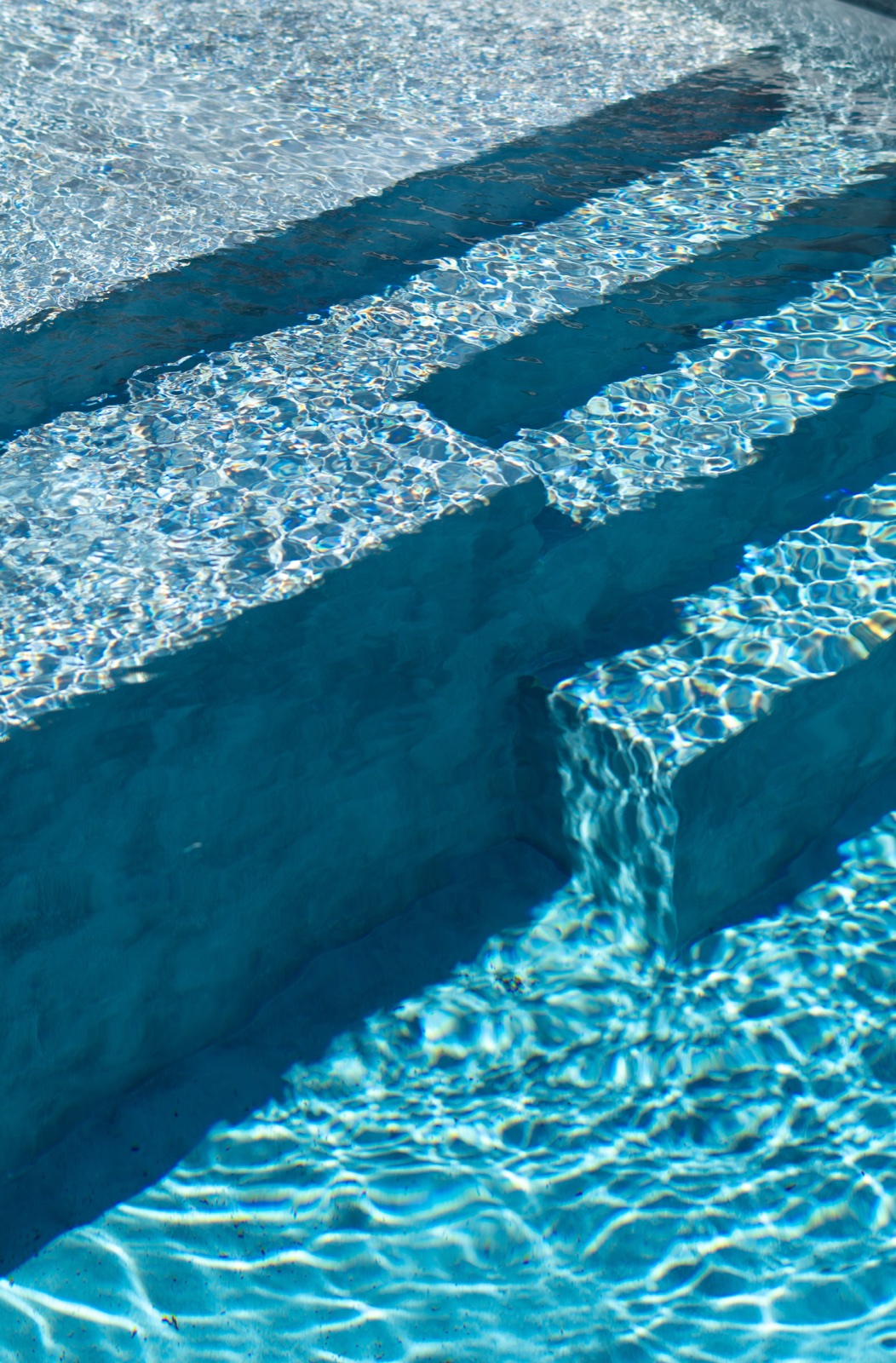 Sonnenlicht auf den Stufen des Pools