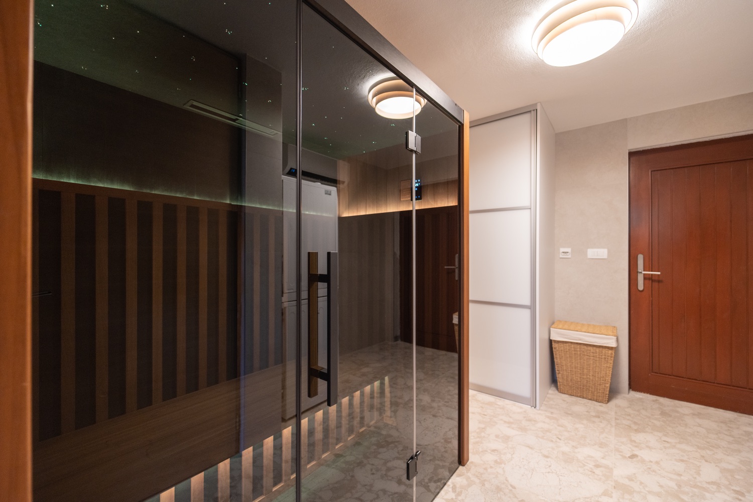 Private Sauna mit Glasfront in Villa Lostura